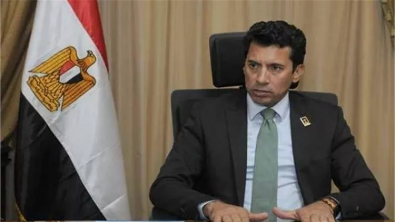 وزير الرياضة يلتقي رئيس الدولى للرماية خلال زيارته لميدان الرماية المستضيف للمنافسات
