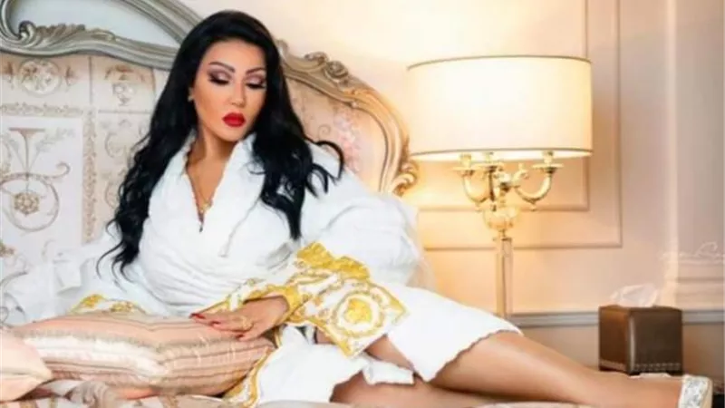 بـ ”الروب الأبيض”.. سمية الخشاب تصدم جمهورها بجلسة تصوير جريئة على السرير (صور)