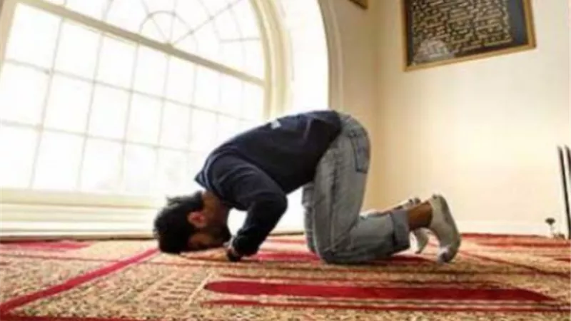 الإفتاء توضح حكم الإسراع في الصلاة خوفا من دخول التالية
