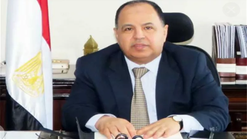 وزير المالية يكرم فريق عمل وحدة «إدارة الدين العام»