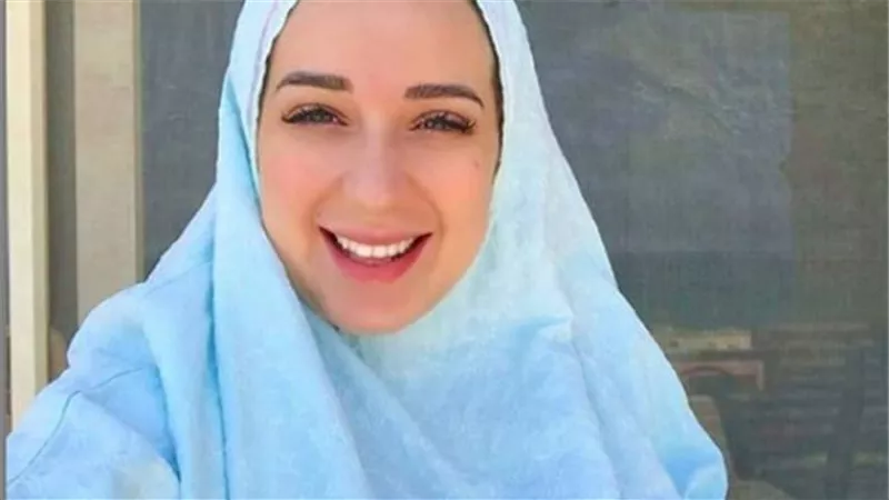 بعد حذف صورها بالمايوه.. أسما شريف منير تشارك جمهورها بـ”الإسدال”