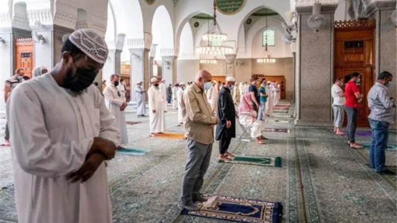 بعد فتح المساجد غداً .. هل تباعد المصلين في صلاة الجماعة صحيحة؟