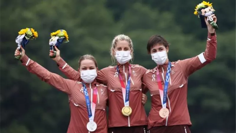 سويسرا تهيمن على ميداليات سباق الدراجات الجبلية لاختراق الضاحية للسيدات في أولمبياد طوكيو