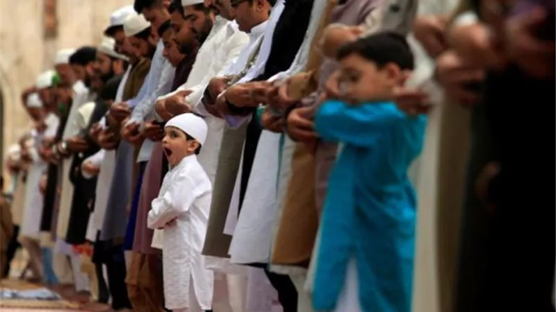 تعرف على حكم الجهر في ختم الصلاة بصوت جماعي