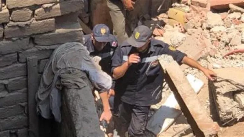 انتشال سيدة على قيد الحياة من أسفل أنقاض عقار الوراق