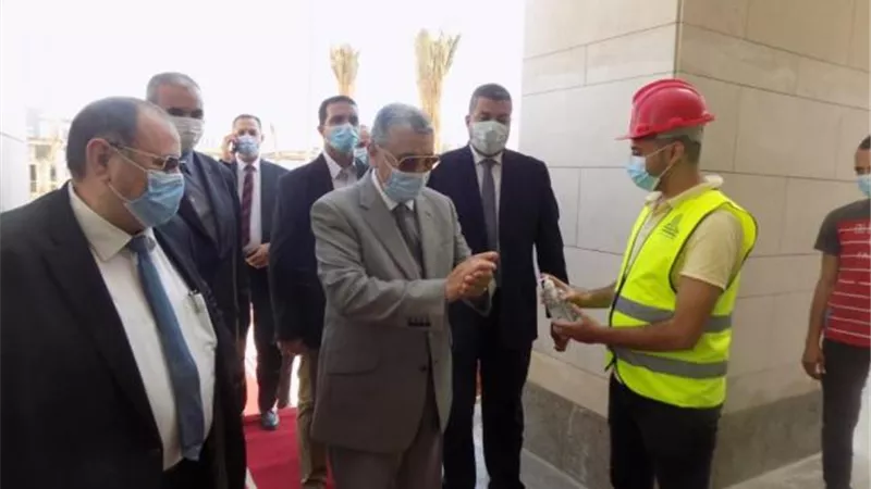 بالصور.. وزير الكهرباء يباشر أول يوم عمل من مقر الوزارة بالعاصمة الإدارية