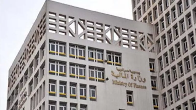 المالية: بدء العمل بالعقود النموذجية في التعاقدات العامة أول يوليو