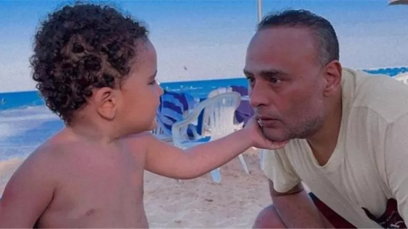 بالصورة.. محمود عبد المغني يستمتع بالعطلة الصيفية برفقة نجله