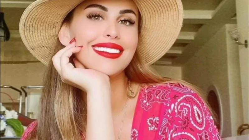 شاهد.. مي سليم تخطف الأنظار بإطلالة صيفية على شاطئ البحر