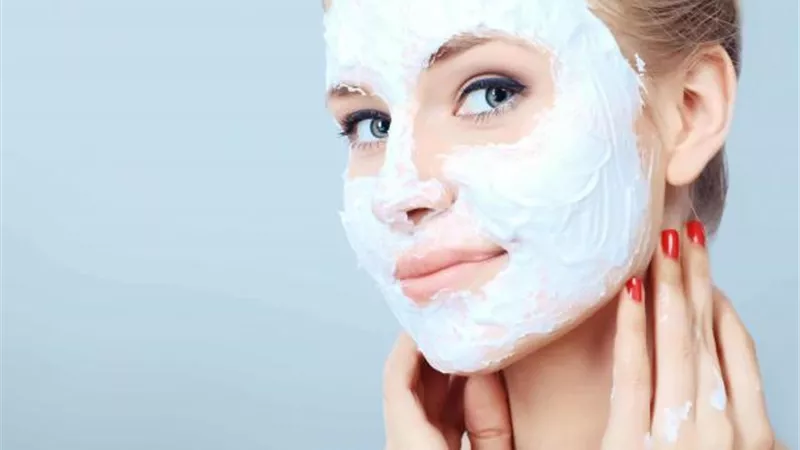 بكل سهولة.. قناع طبيعي لعلاج مشاكل البشرة