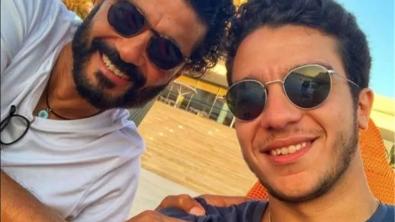 بالصورة.. خالد النبوي يستمتع بالعطلة الصيفية برفقة نجله