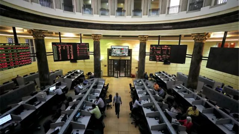 هبوط أسهم قيادية بالمؤشر الرئيسي للبورصة بمنتصف التعاملات
