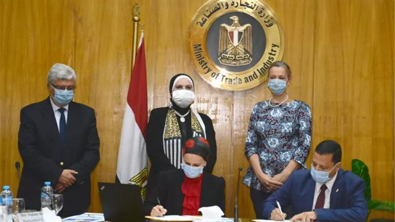وزيرا التجارة والصناعة والتعليم العالى يشهدان توقيع بروتوكول تعاون لإنشاء مشروع تطبيقي لتدوير المخلفات الصناعية