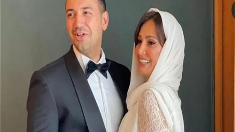 معز مسعود يهاجم الجمهور الذى يلتقط له صور برفقة زوجته بدون علمه