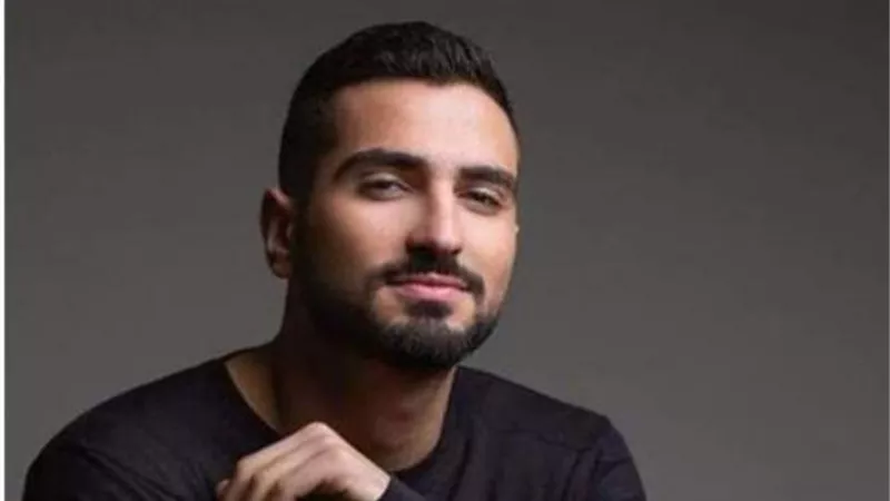 محمد الشرنوبى يروج لمسرحيته ”ياما فى الجراب يا حاوى” على طريقته الخاصة