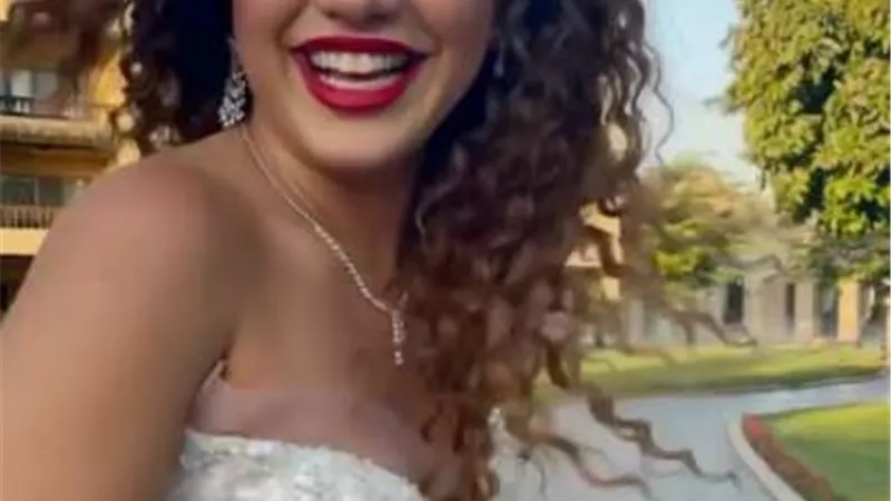 رنا رئيس ترد على منتقدى فستانها: ماما كمان لابسة أبيض