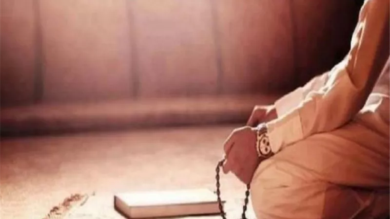 بهذه العبادة.. كيف تفك الكرب وتقي نفسك مكر الآخرين؟