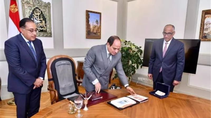 السيسي اطلع عليه.. معلومات لا تعرفها عن ” البنكنوت الجديد ”