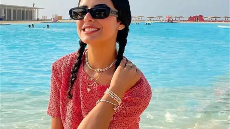 ريهام أيمن بإطلالة صيفية مميزة من على البحر