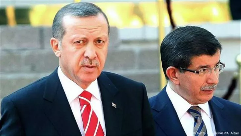الغدار.. هكذا انتقم أردوغان من صديق عمره أحمد داوود أوغلو