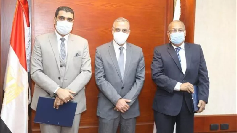 القوي العاملة والمياه والصرف بسوهاج يوقعان بروتوكول تعاون لإنتاج الكمامات