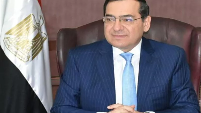 الملا يطالب رؤساء شركات البترول بسرعة الانتهاء من تنفيذ برنامج التوسع في محطات الغاز الطبيعى للسيارات