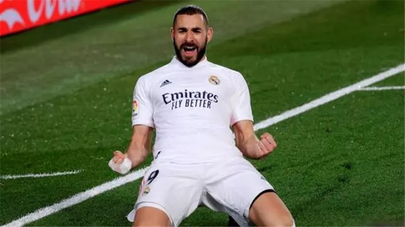بعد تعافيه من كورونا.. بنزيما يعود لتدريبات ريال مدريد