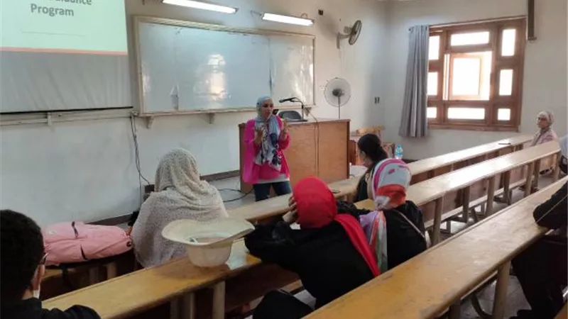 بالصور .. إقبال طلابي على المحاضرة التعريفية لمركز التوظيف بجامعة عين شمس