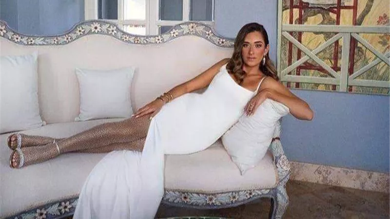 مثيرة وجريئة.. أمينة خليل تلفت الانظار بفستان أبيض في أحدث ظهور