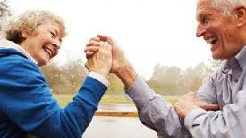دراسة توضح عمر السيدات أطول من الرجال.. اعرف السر