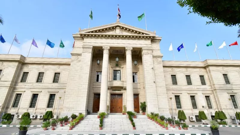 كلية الإعلام جامعة القاهرة تكشف حقيقة إجبار دفعة كاملة على السمر كورس