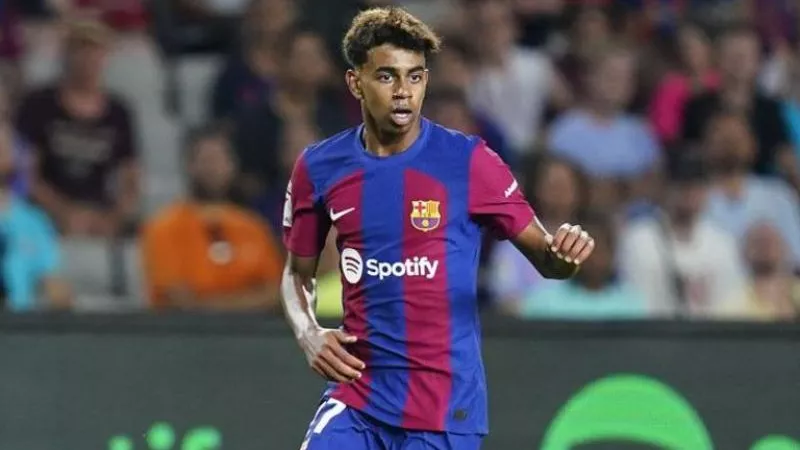 برشلونة يوضح موقفه من بيع يامال لـ باريس سان جيرمان