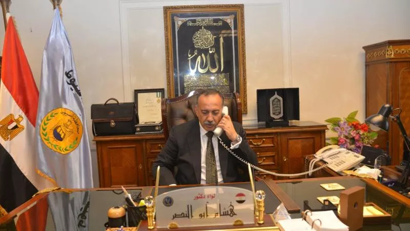 تهنئة محافظ أسيوط للطلاب المتفوقين.. اتصال هاتفي للطلاب الأوائل في الثانوية الفنية