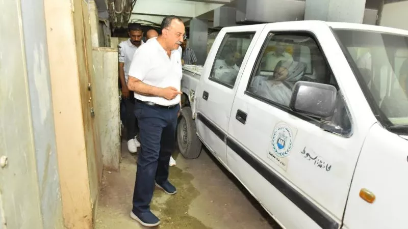 طرق أسيوط.. خطة المحافظ  لتطوير البنية التحتية ورصف الطرق وتحديث المعدات