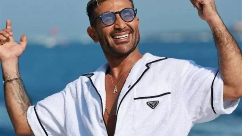ملابس مثيرة وخلخال وحلق.. إطلالات  أحمد سعد المثيرة للجدل في حفلاته