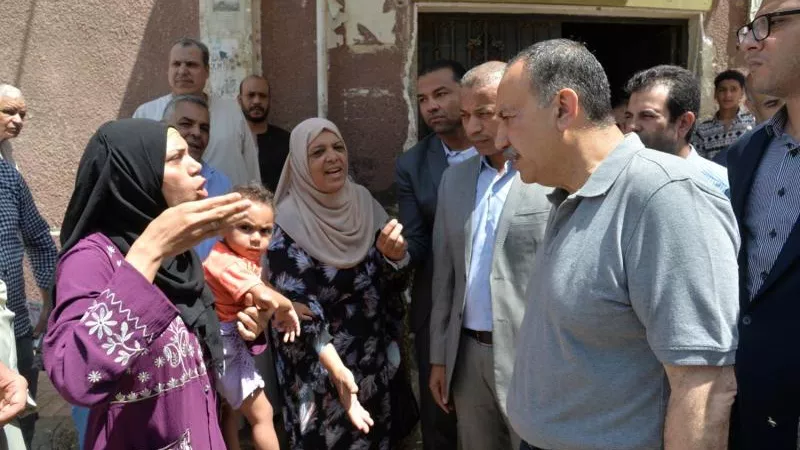 محافظ أسيوط يفاجئ بعض المخابز البلدية ومستودعات البوتاجاز ومركز الرعاية الأساسية بنزلة عبد اللاه بحي شرق