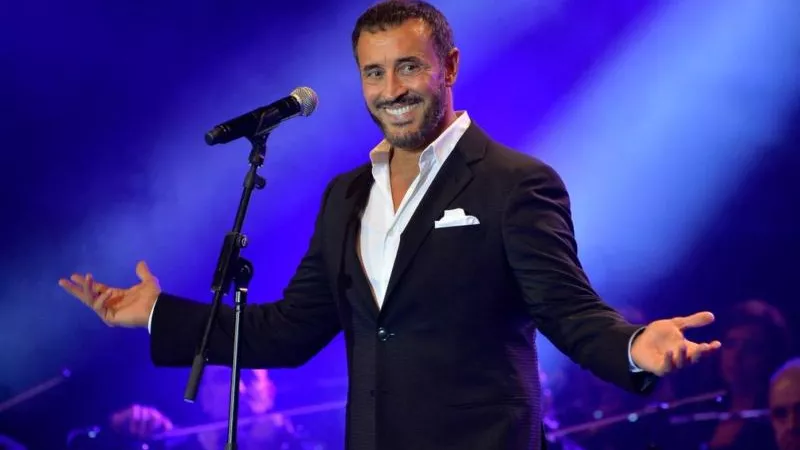 كاظم الساهر يروج لحفله الساحر في مهرجان العلمين