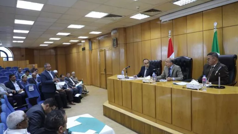 محافظ المنيا يستمع لشكاوى المواطنين ويستجيب لطلبات عاجلة