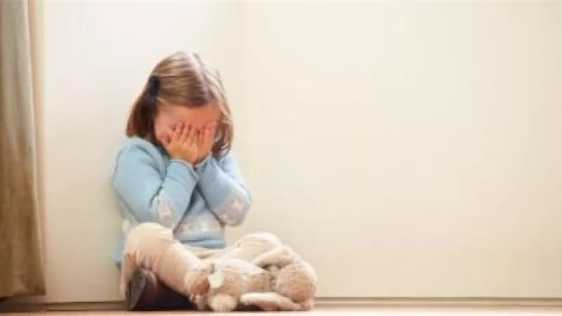 كيف يتعامل طفلك عند تعرضه للتحرش بالمدرسة؟.. بهذه الخطوات