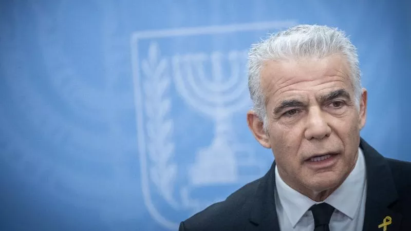 يائير لابيد: لن نتخلى عن المحتجزين وأدعو للانضمام إلى مظاهرة في تل أبيب