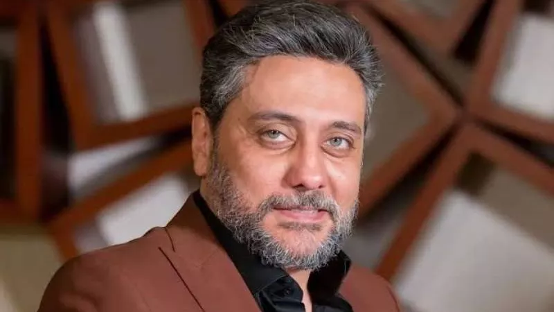 تامر فرج يخضع لعملية المرارة وزوجته تطلب الدعاء