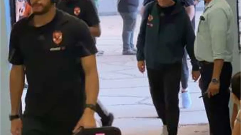 وصول لاعبي الأهلي لاستاد الدفاع الجوي استعدادا لمباراة بيراميدز