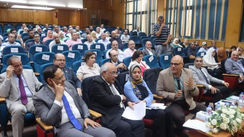 محافظ القليوبية يناقش التصالح ومشروعات حياة كريمة ويلتقي بوفد من نادي بنها الرياضي