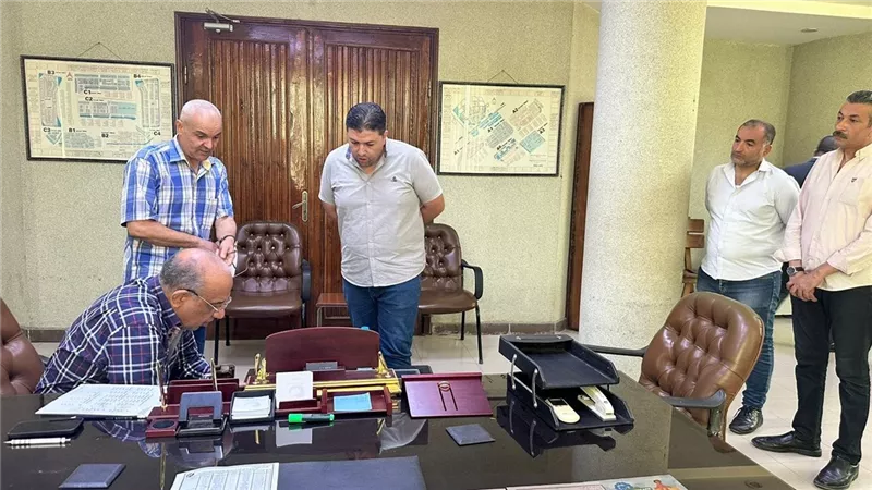 جولة مفاجئة لوزير الكهرباء داخل قطاع شبكات المدن بالعاشر من رمضان