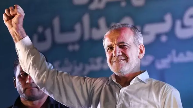 الرئيس الإيراني يحذر ماكرون من عواقب وخيمة لأي هجوم إسرائيلي على لبنان