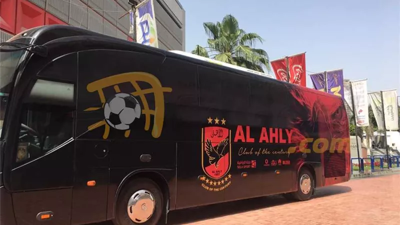 وصول حافلة الأهلي إلي استاد القاهرة لمواجهة المقاولون العرب في الدوري