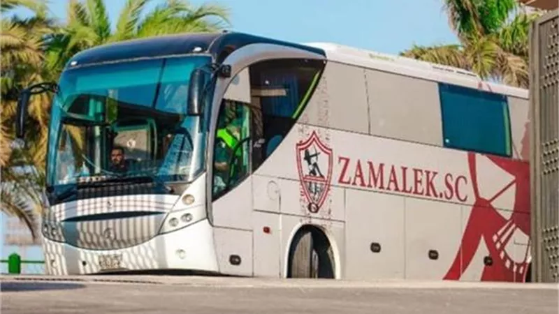 وصول حافلة الزمالك إلي استاد المقاولون العرب لمواجهة المقاولون في الدوري
