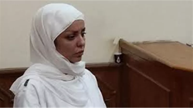 محامي مضيفة الطيران المتهمة بقتل ابنتها يطالب بعرضها على لجنة الطب النفسي 