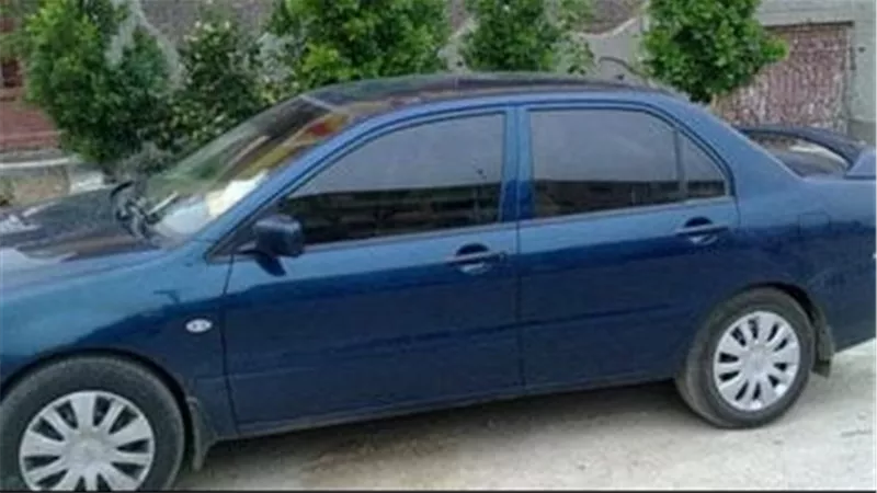 ضبط صاحب سيارة بزجاج فامية ولوحات غير رسمية بالإسكندرية 