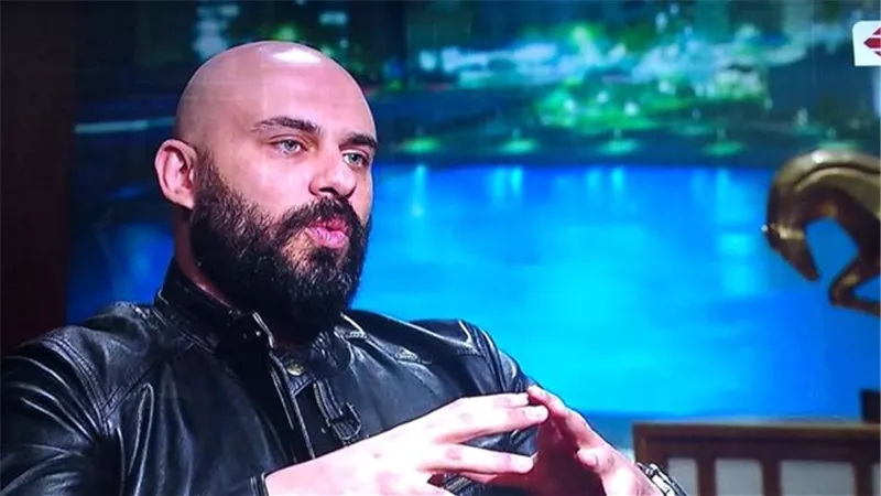 «العربية ادمرت».. تأجيل محاكمة أحمد صلاح حسنى بتهمة إتلاف سيارة موظف بالتجمع